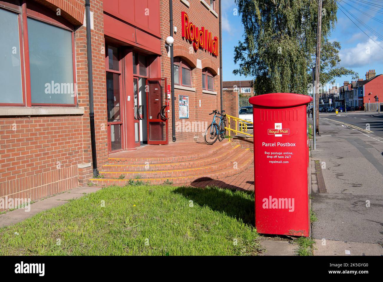 Slough, Berkshire, Royaume-Uni. 8th octobre 2022. Une boîte postale à l'extérieur du point de service à la clientèle de Royal Mail à Slough. Les travailleurs du Royal Mail doivent organiser d'autres grèves en octobre et en novembre au sujet de leur rémunération et de leurs conditions générales. Cette fois-ci, les grèves auront lieu sur 19 jours et comprendront le Vendredi fou, le lundi cybernétique et le développement jusqu'à Noël. Crédit : Maureen McLean/Alay Live News Banque D'Images