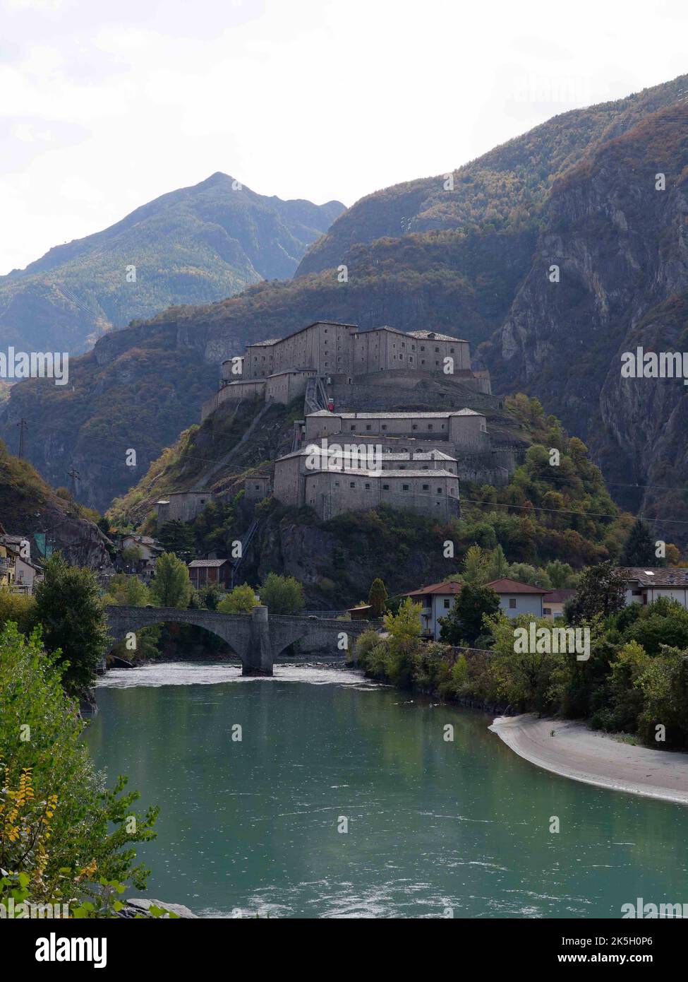 Fort Bard (forte di Bard) au bord de la rivière Dora Baltea dans la région de la vallée d'Aoste NW Italie. Construit au 19th siècle par la Maison de Savoie. Banque D'Images