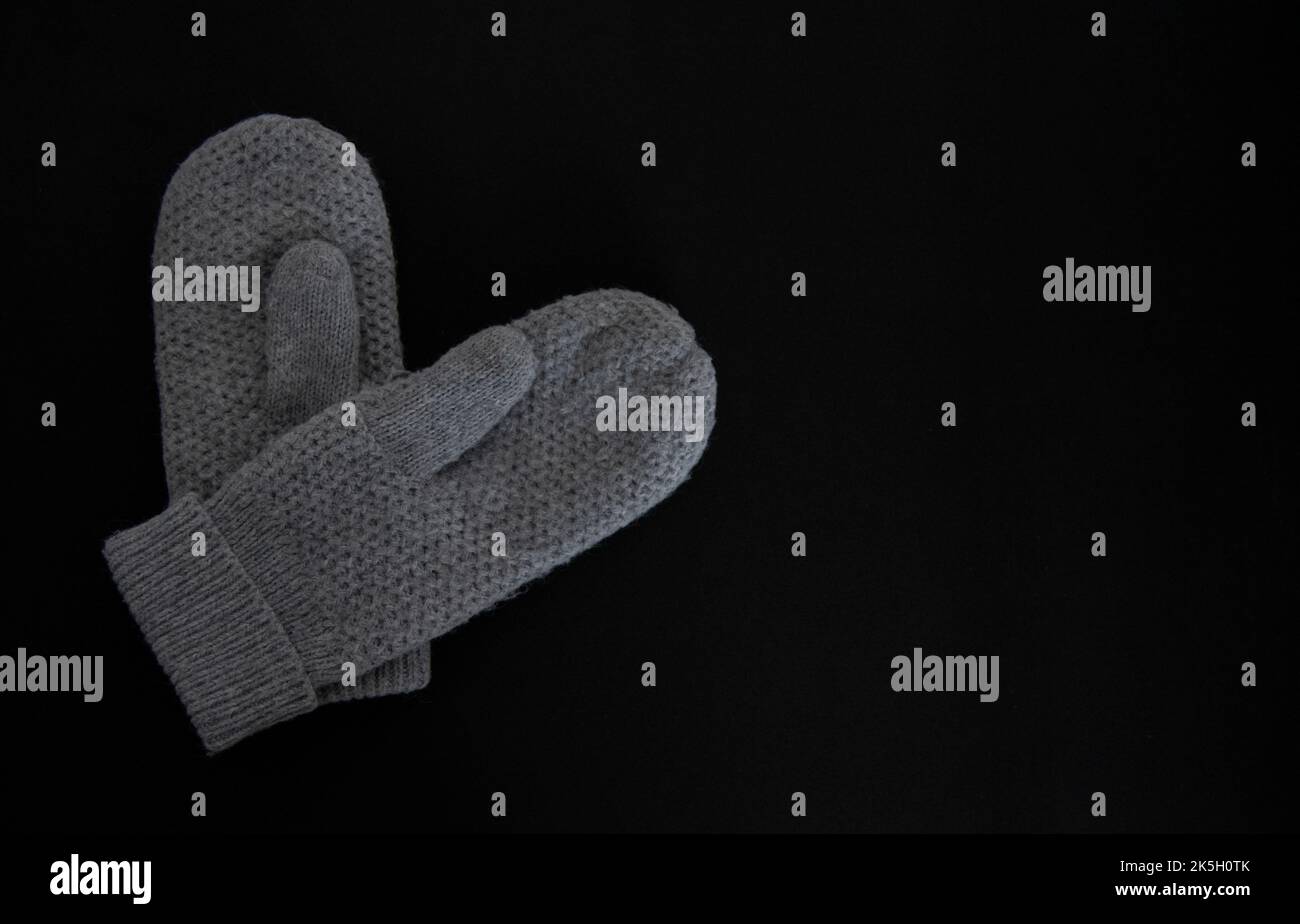 Moufles en laine grise par temps froid Banque D'Images