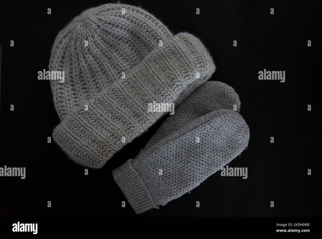 Moufles et chapeau en laine grise Banque D'Images