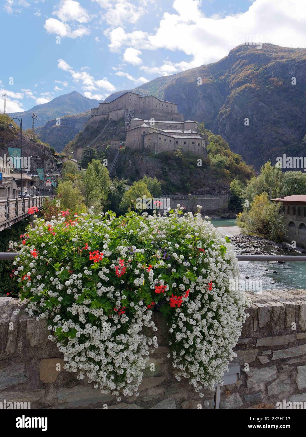 Fort Bard (forte di Bard) au bord de la rivière Dora Baltea dans la région de la vallée d'Aoste NW Italie. Construit au 19th siècle par la Maison de Savoie. Banque D'Images