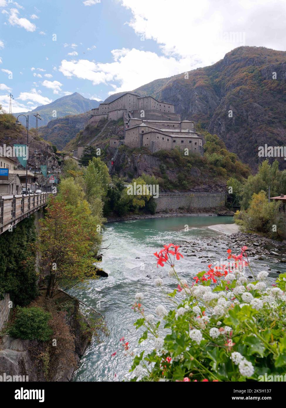 Fort Bard (forte di Bard) au bord de la rivière Dora Baltea dans la région de la vallée d'Aoste NW Italie. Construit au 19th siècle par la Maison de Savoie. Banque D'Images