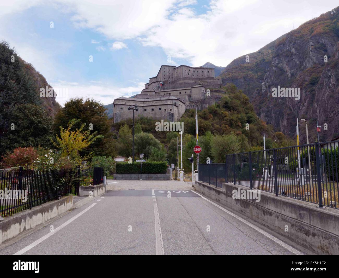 Fort Bard (forte di Bard) dans la région de la vallée d'Aoste, nord-ouest de l'Italie. Construit au 19th siècle par la Maison de Savoie. Banque D'Images