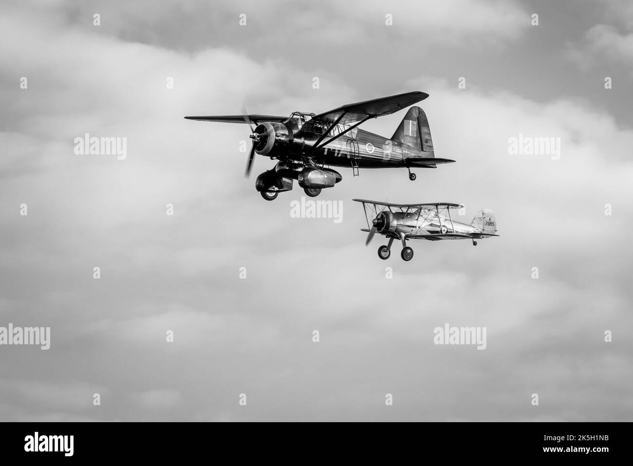 1938 Westland Lysander et 1938 Gloster Gladiator, volant en formation lors du salon de l'aéronautique du jour de la course qui s'est tenu à Shuttleworth le 2nd octobre 2022 Banque D'Images