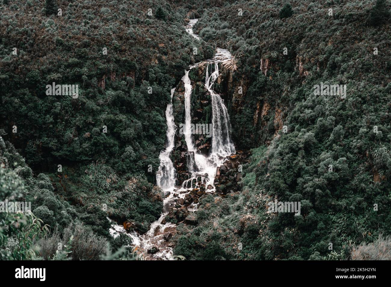 eau de rivière atteignant la chute abrupte qui cause les belles chutes