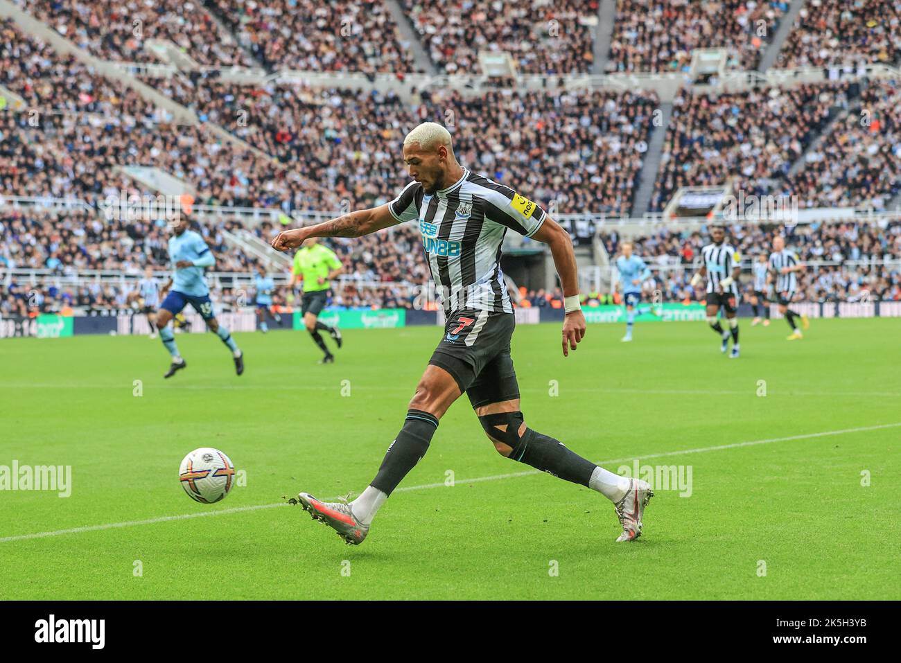 Joelinton #7 de Newcastle United croise le ballon thad alimente Ethan Pinnock #5 du but de Brentford lors du match de la Premier League Newcastle United contre Brentford à St. James's Park, Newcastle, Royaume-Uni, 8th octobre 2022 (photo de Mark Cosgrove/News Images) Banque D'Images