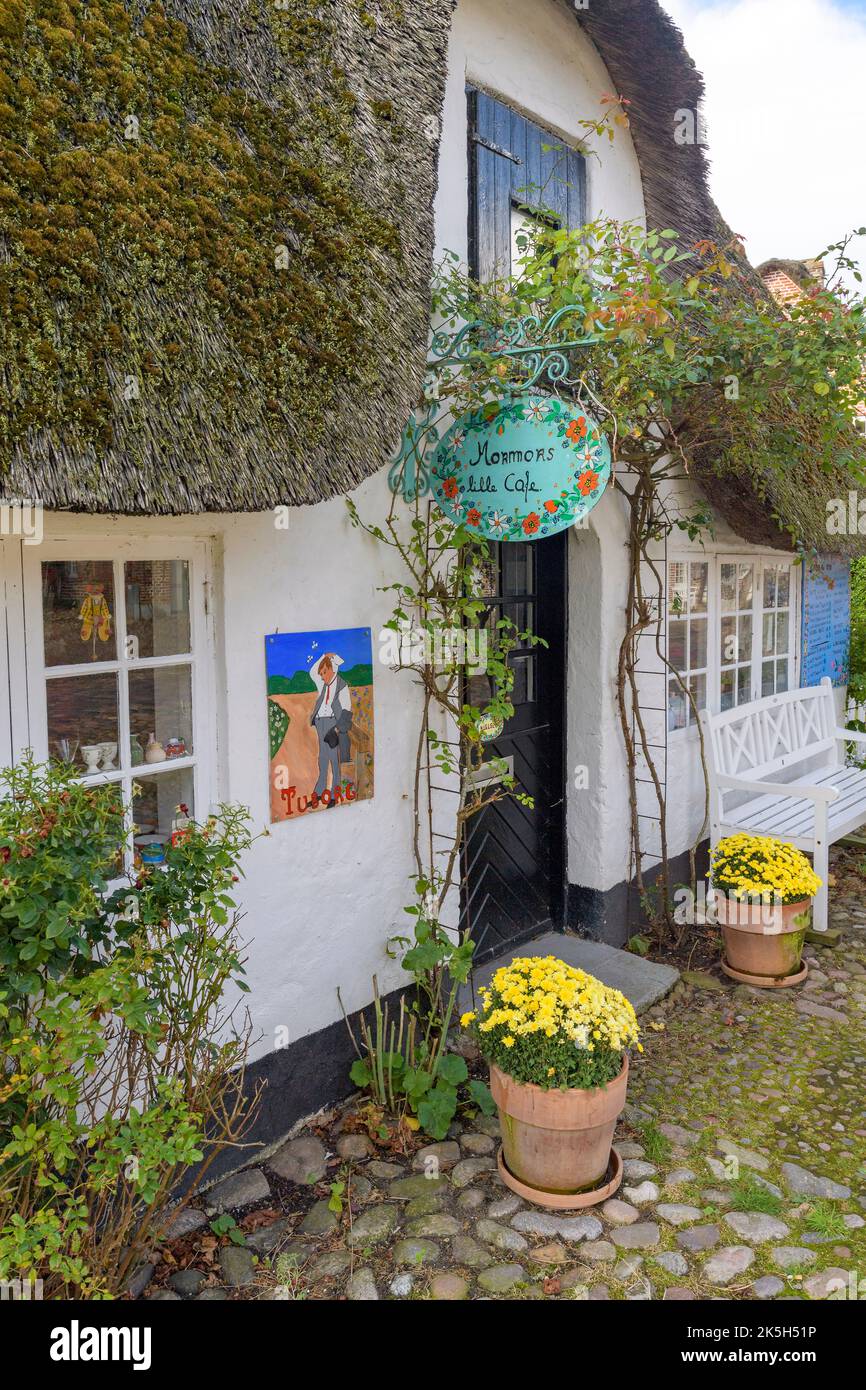 Petit café à Slotsgade, la rue principale du village pittoresque de Mögetönder, au sud-ouest de Jylland, Danemark. Banque D'Images