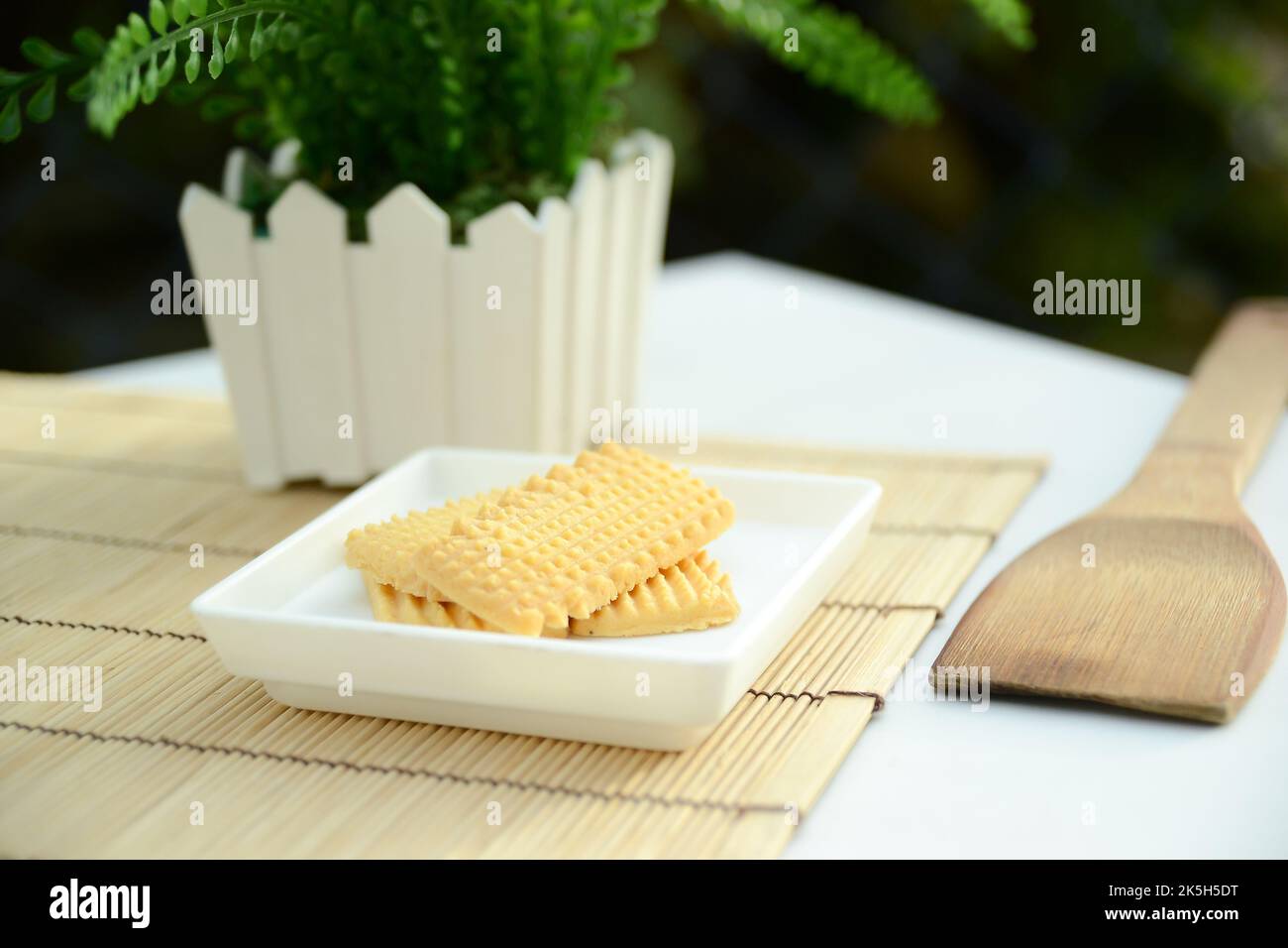 Biscuits malais traditionnels pour la décoration festive biskut samperit eid. Mise au point sélective. Banque D'Images