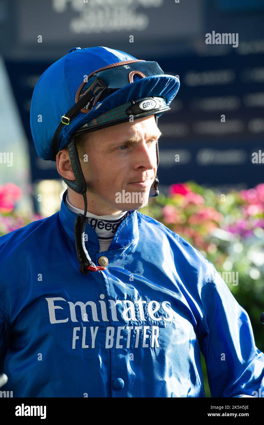 Ascot, Berkshire, Royaume-Uni. 8th octobre 2022. Le cheval Soft Whisper, monté par le jockey David Probert, remporte les enjeux de l'EBF britannique Peroni Nastro Azzurro aux courses d'Ascot. Propriétaire Godolphin. Entraîneur Saeed bin Suroor, Newmarket. Éleveur Godolphin. Sponsoriser Emirates Fly Better. Crédit : Maureen McLean/Alay Banque D'Images