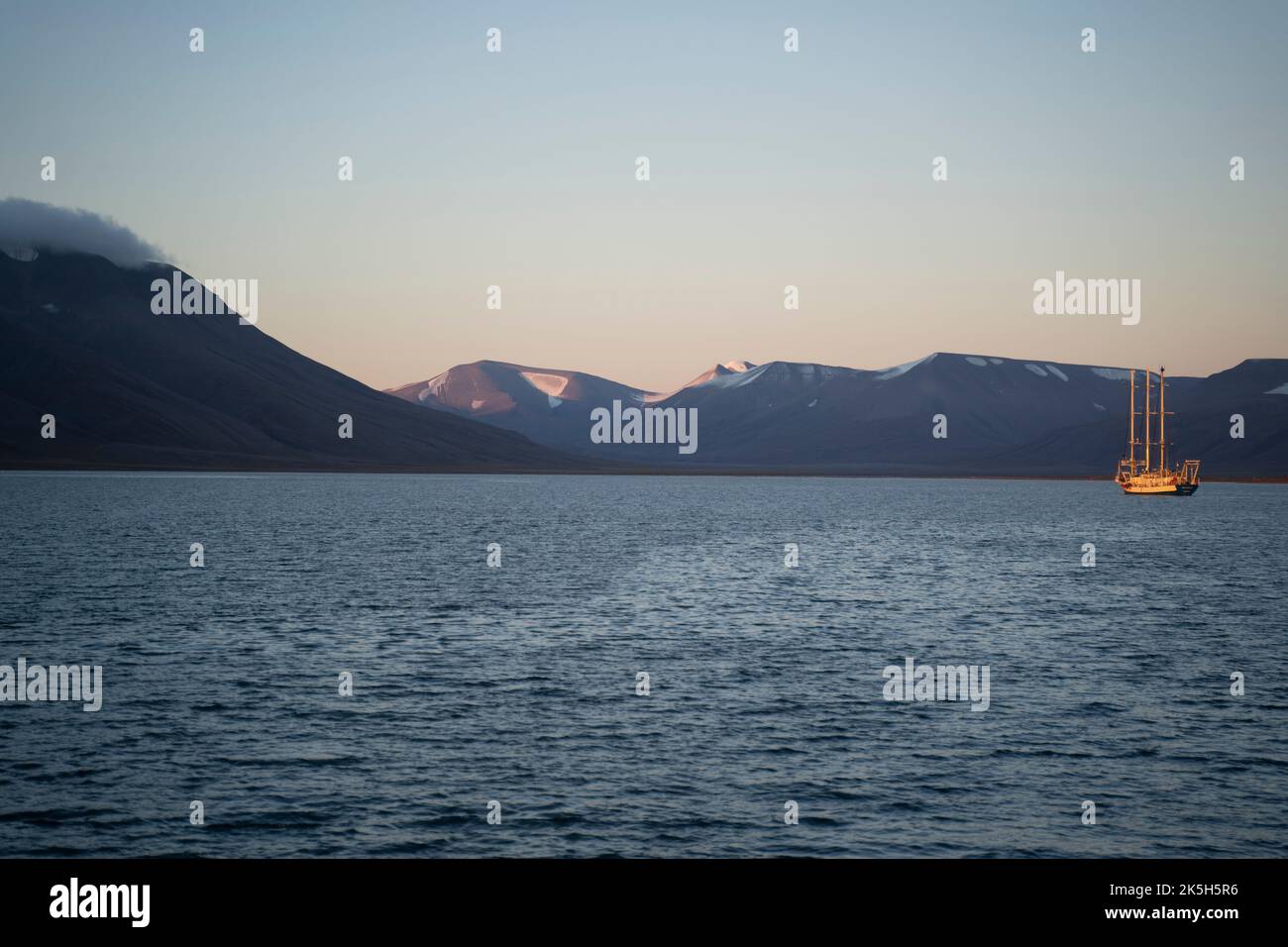 Trois navires à mâts naviguant dans les eaux arctiques des îles Svalbard, en Norvège Banque D'Images