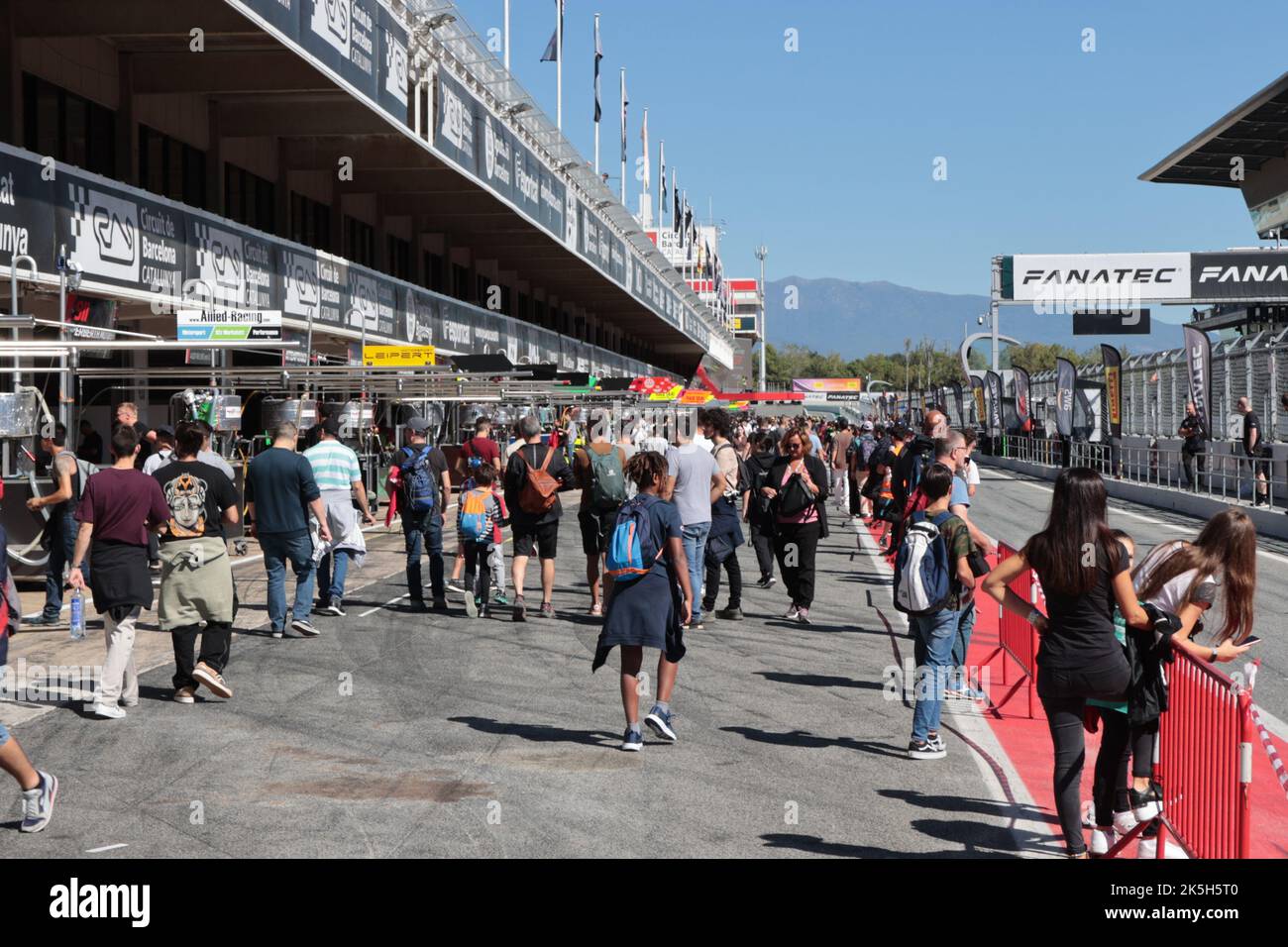 1 octobre 2022 - les membres du public marchent sur la piste de la fosse pendant le Festival de Velocidad au circuit de Catalogne à Barcelone, Montmelo, Espagne Banque D'Images