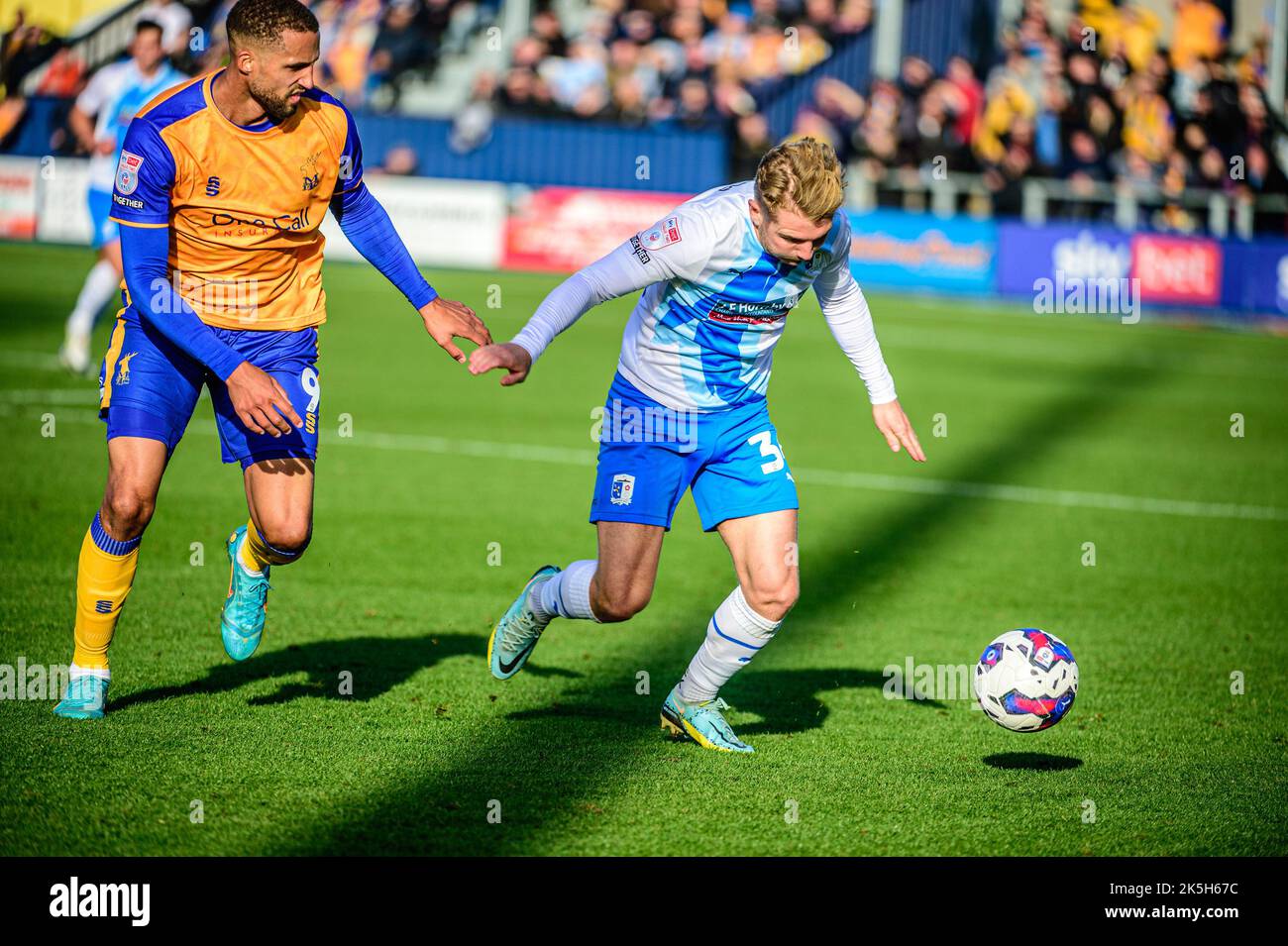 Ben Whitfield du Barrow FC sous la pression de Jordan Bowery du Mansfield Town FC lors du match Sky Bet League 2 entre Barrow et Mansfield Town à Holker Street, Barrow-in-Furness, le samedi 8th octobre 2022. (Credit: Ian Charles | MI News) Credit: MI News & Sport /Alay Live News Banque D'Images