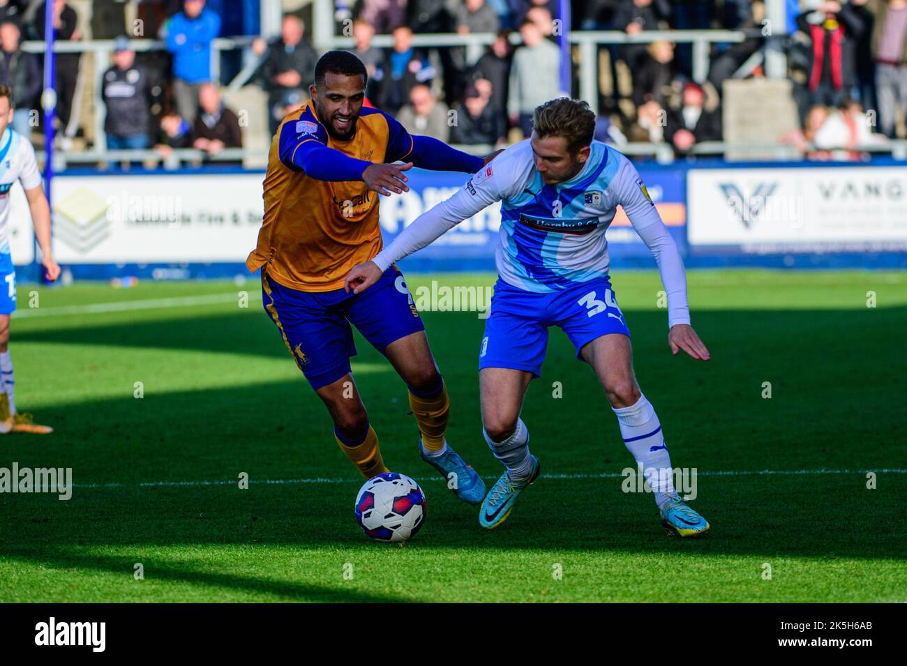 Ben Whitfield du Barrow FC sous la pression de Jordan Bowery du Mansfield Town FC lors du match Sky Bet League 2 entre Barrow et Mansfield Town à Holker Street, Barrow-in-Furness, le samedi 8th octobre 2022. (Credit: Ian Charles | MI News) Credit: MI News & Sport /Alay Live News Banque D'Images