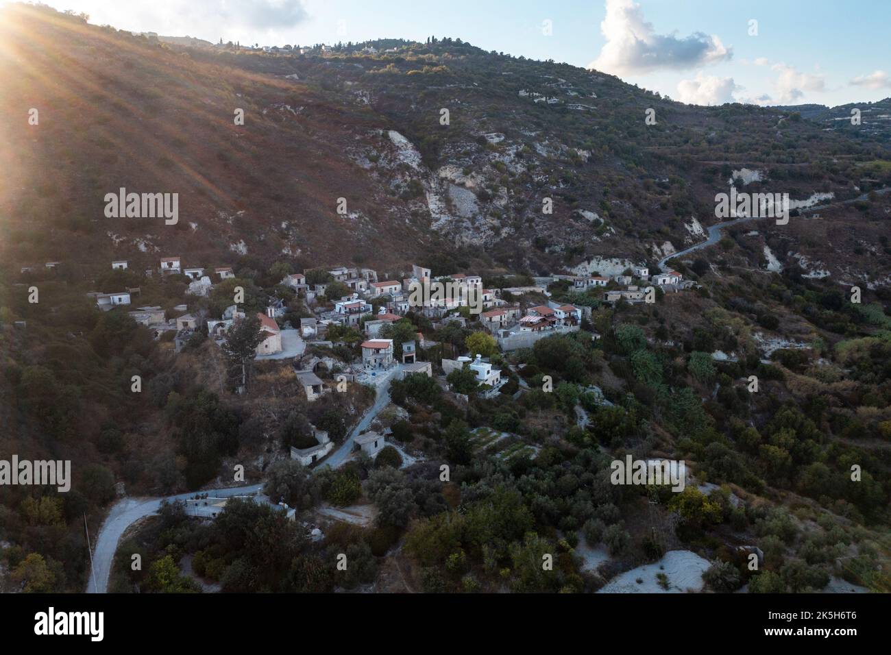 Le vieux Theletra dans le district de Pafos a été abandonné en 1980 après un tremblement de terre qui a causé un glissement de terrain. Ses résidents ont déménagé à New Theletra en haut de la colline. Banque D'Images