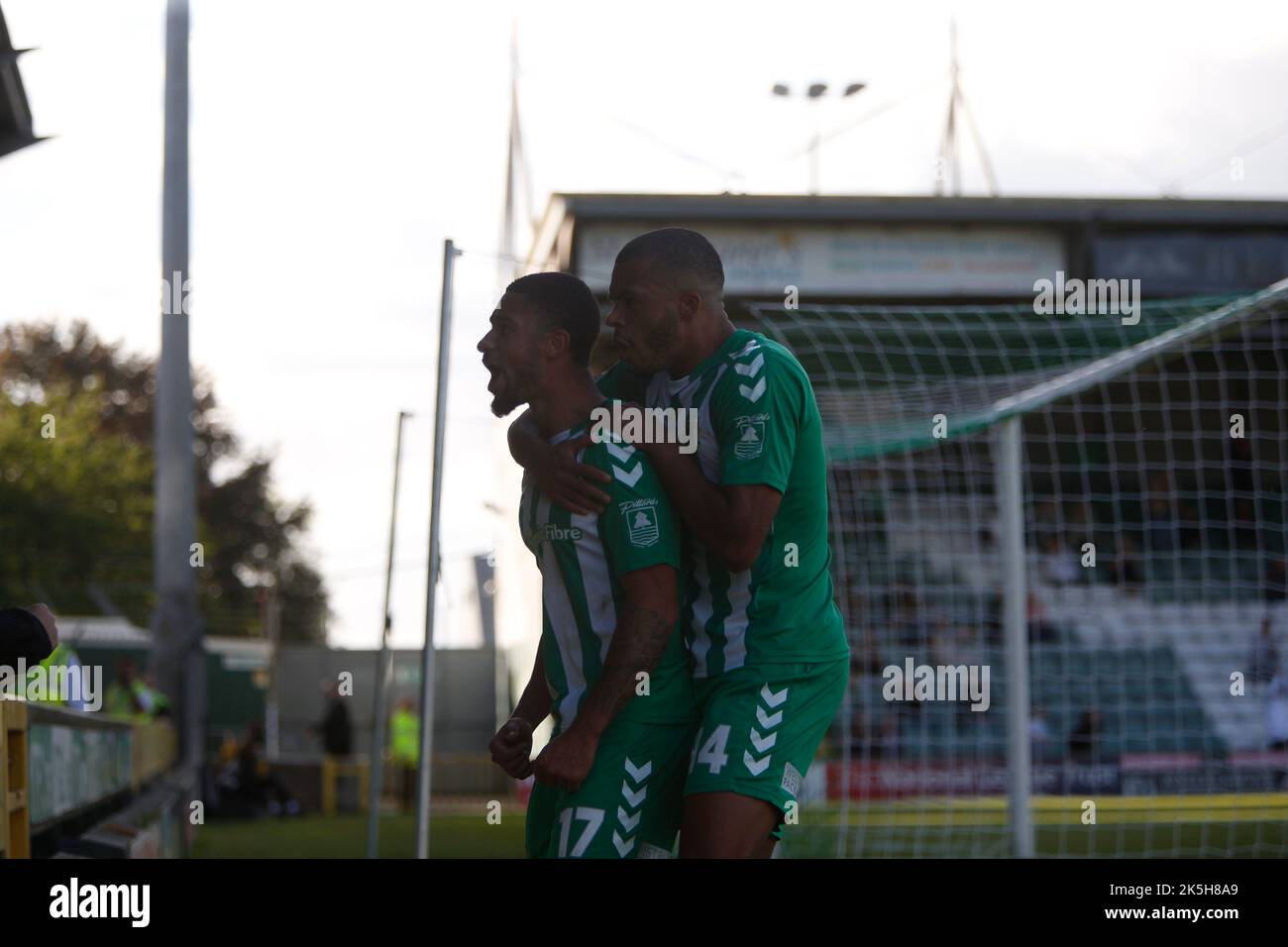 Yeovil Chiori Johnson et Yeovil Malachi Linton fêtent le but de Yeovil.vers les fans de la maison Saturday 8Octobre2022, Huish Park,Yeovil, photo obligatoire Banque D'Images