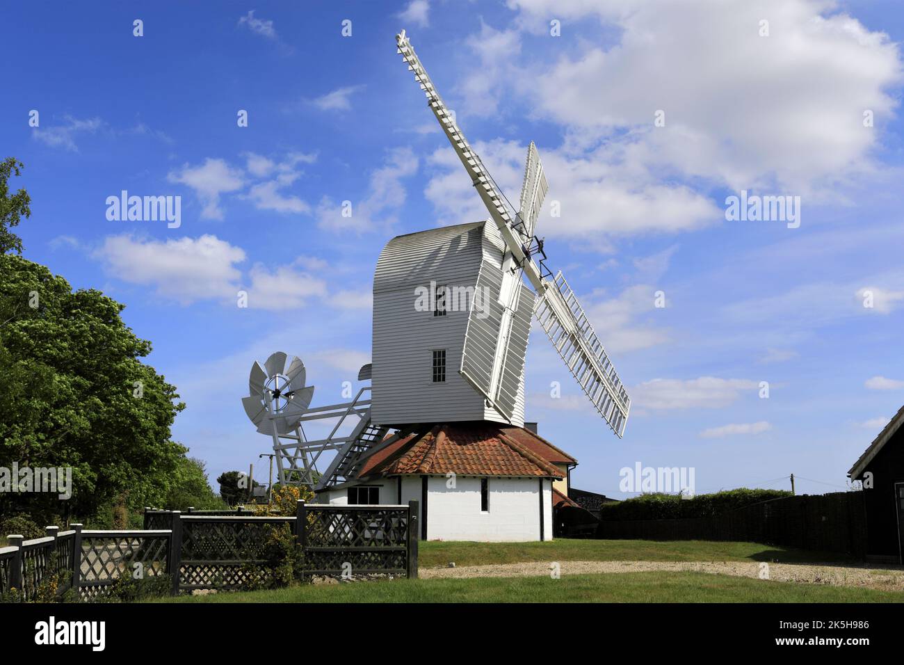 Le moulin à vent Post Mill au village de Thorpeness, Suffolk, Angleterre, Royaume-Uni Banque D'Images