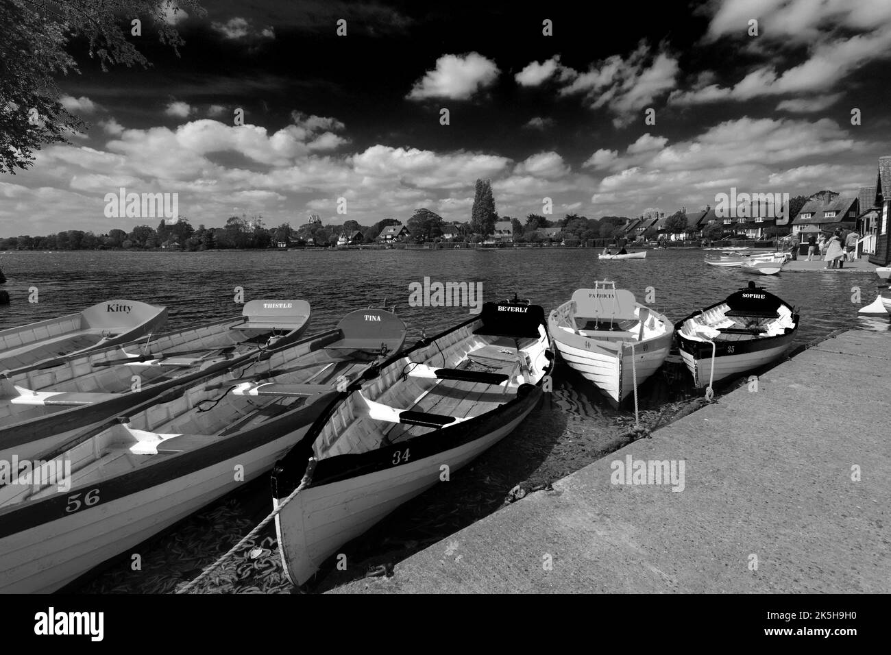 Bateaux à rames en bois colorés sur la simple au village de Thorpeness, comté de Suffolk, Angleterre Banque D'Images