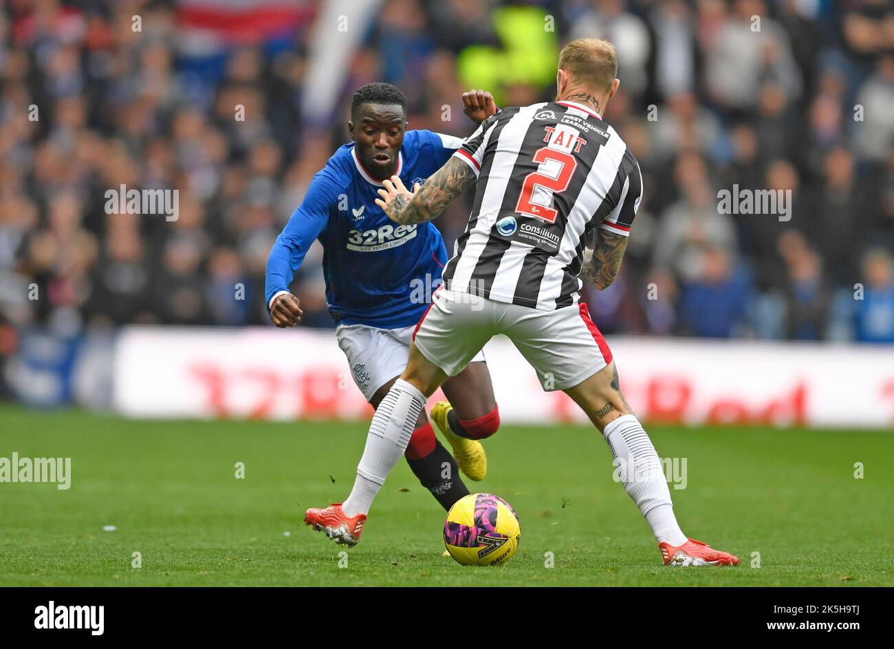 Glasgow, le 8th octobre 2022. Fashion Sakala des Rangers et Richard Tait de St Mirren lors du match cinch Premiership au stade Ibrox de Glasgow. Crédit photo à lire: Neil Hanna / Sportimage crédit: Sportimage / Alay Live News Banque D'Images