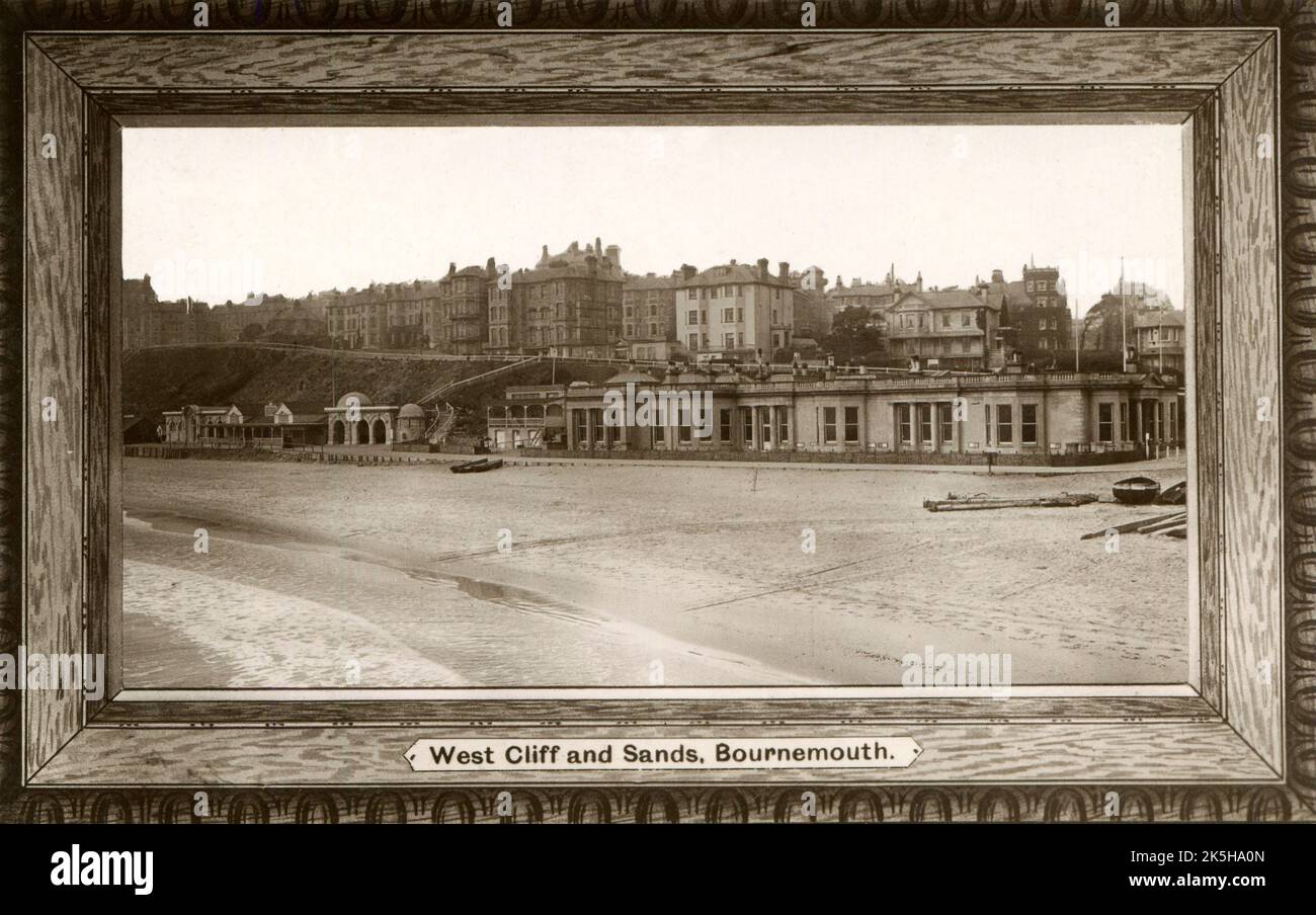 Carte postale antique intitulée « West Cliff and Sands, Bournemouth ». Dorset, Angleterre. Décrit la promenade Undercliff, les bâtiments et les hôtels. Banque D'Images