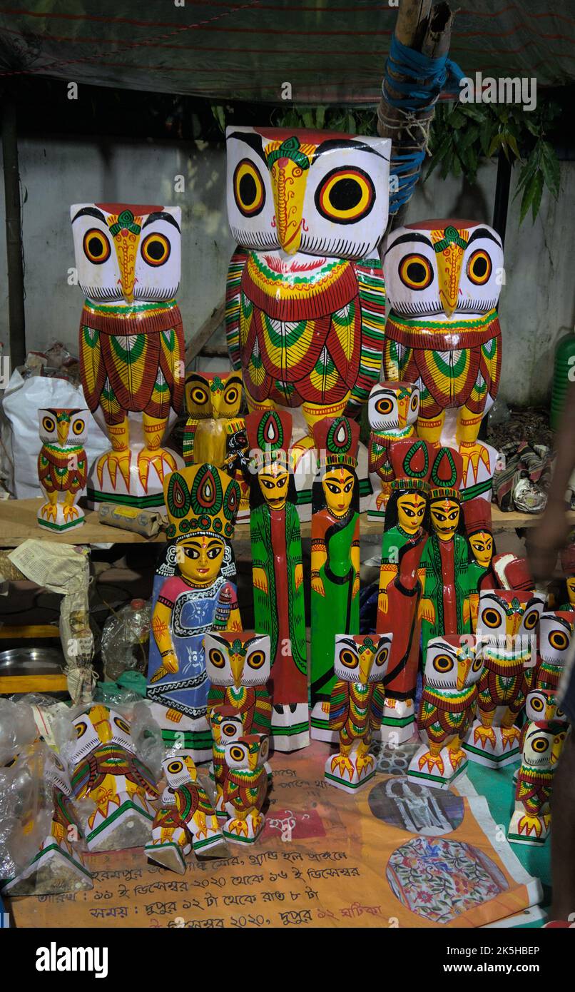 Vendeur de bord de route vendant des articles décoratifs dans des stalles temporaires Banque D'Images