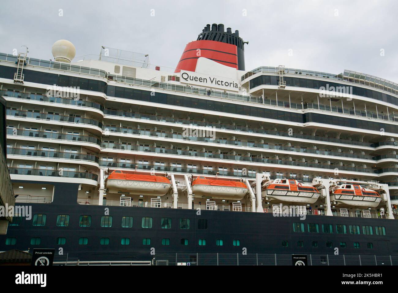 Vue latérale du bateau de croisière Cunard Queen Victoria, donnant sur la plaque de nom, les balcons et la cheminée. Banque D'Images