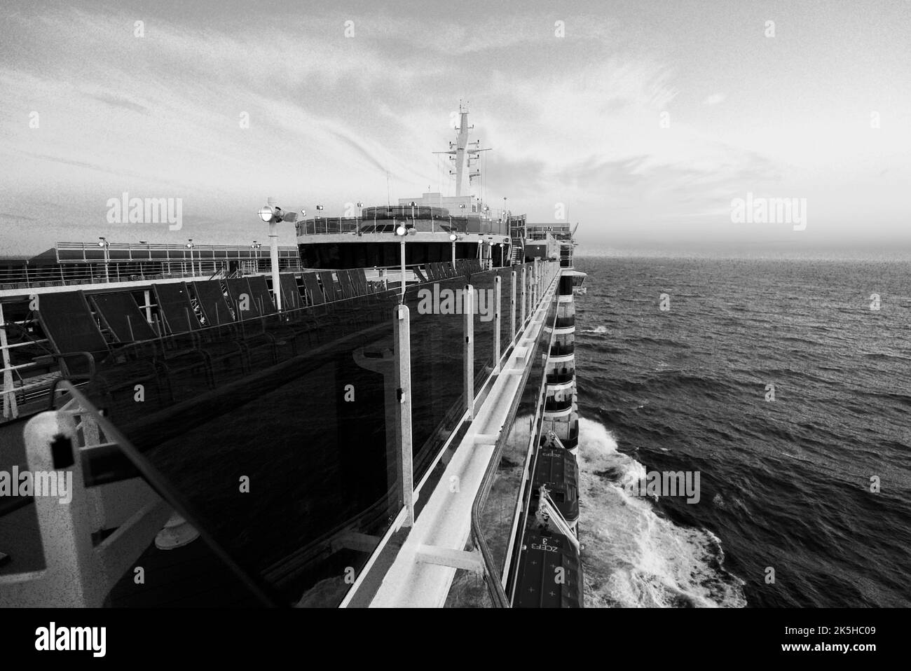 Bateau de croisière Queen Victoria, vue du haut, pont 9, surplombant la mer, au coucher du soleil. Banque D'Images