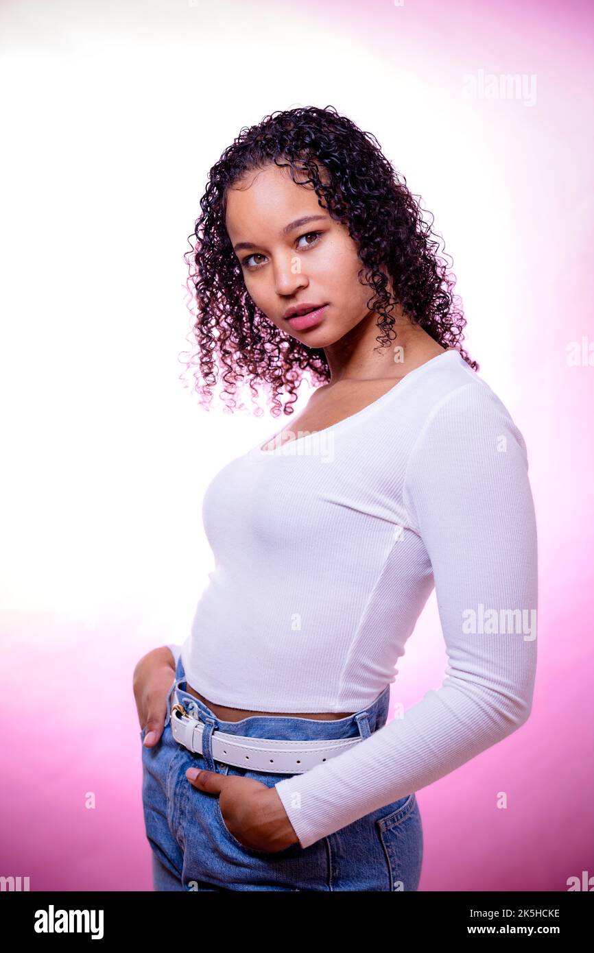 Photo d'une jeune actrice noire sur fond rose Banque D'Images