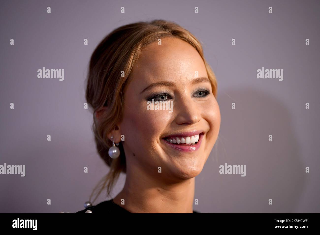 Jennifer Lawrence arrive pour la première européenne de Causeway lors du BFI London film Festival 2022 au Royal Festival Hall, Southbank Centre, Londres. Date de la photo: Jeudi 6 octobre 2022. Banque D'Images