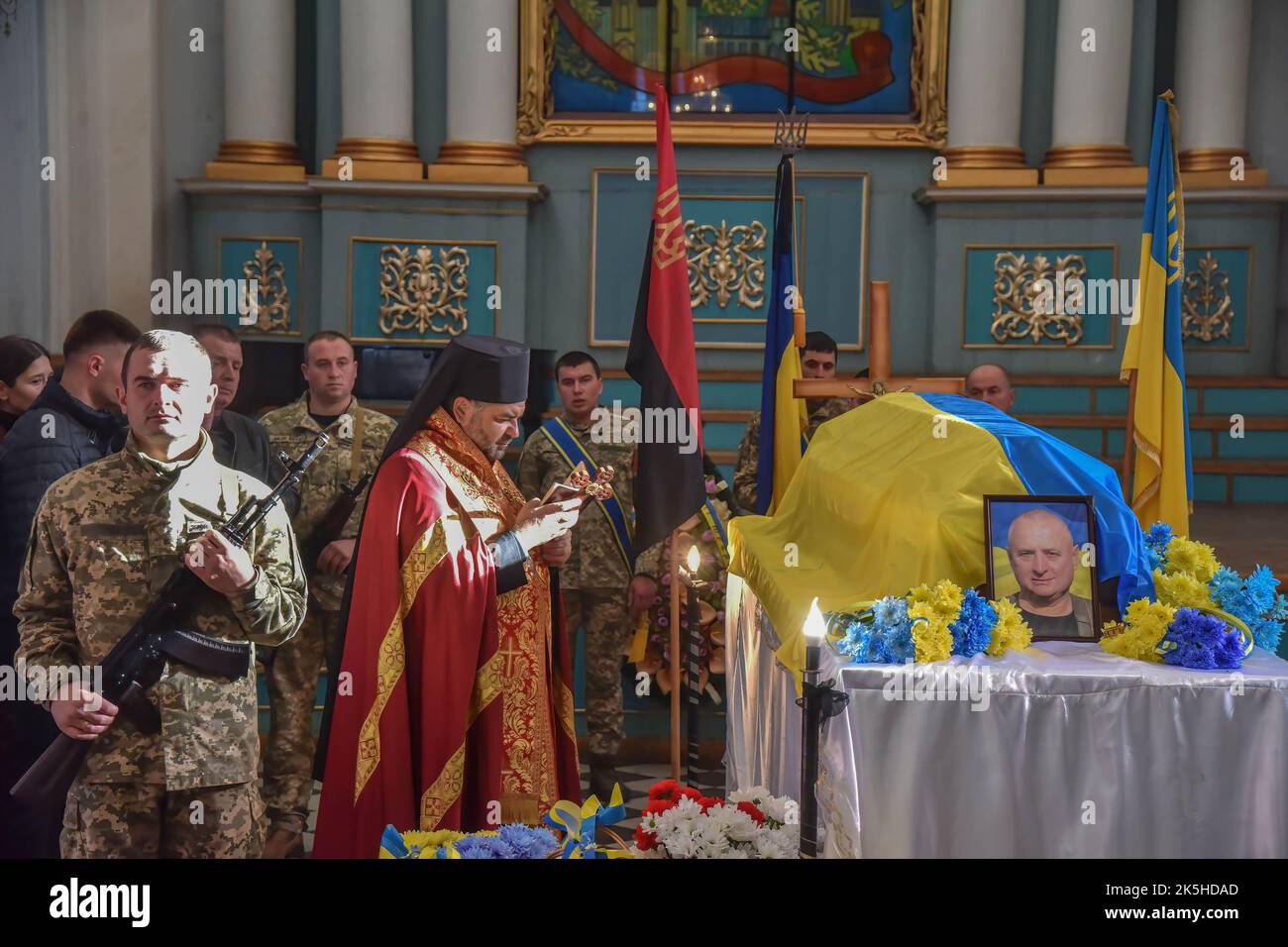 Un prêtre lit une prière près du cercueil du lieutenant-colonel Valery Matviychuk pendant ses funérailles à la salle d'orgue de la ville de Sambir. Le lieutenant-colonel Valeriy Matviychuk, âgé de 58 ans, de Sambor, est décédé dans l'est de l'Ukraine au cours d'une mission de combat défendant l'Ukraine contre l'invasion militaire russe. Il était un militaire de la brigade des 103rd forces de défense territoriale des forces armées d'Ukraine. Banque D'Images