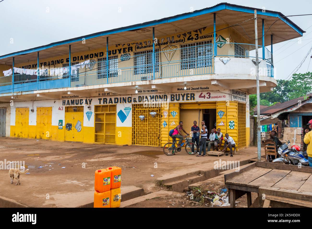 La boutique « Hamuday Trading & Diamond Buyer », tenue par Mohamed Jawad Awada, fait de la publicité pour le commerce des diamants bruts avec une signalisation proéminente sur Hangha Road à Hangha Road, Ida, Kenema, district de Kenema, province orientale, Sierra Leone Banque D'Images