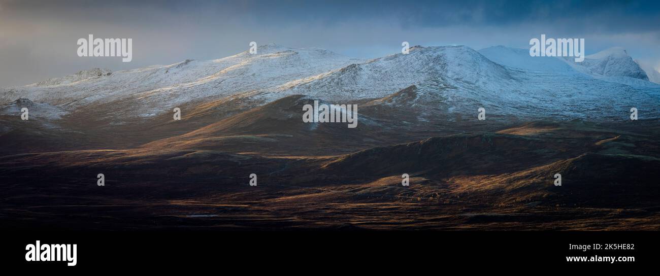 Vue panoramique en soirée depuis le point de vue de Snøhetta jusqu'au parc national de Dovrefjell, Dovre, Norvège, Scandinavie. Banque D'Images