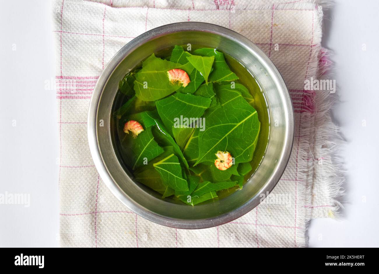 Recette traditionnelle de soupe de feuilles de Dregea volubilis au Myanmar. Remède à domicile médicinal pour les douleurs rhumatismales, la toux, la fièvre et le froid sévère. Banque D'Images