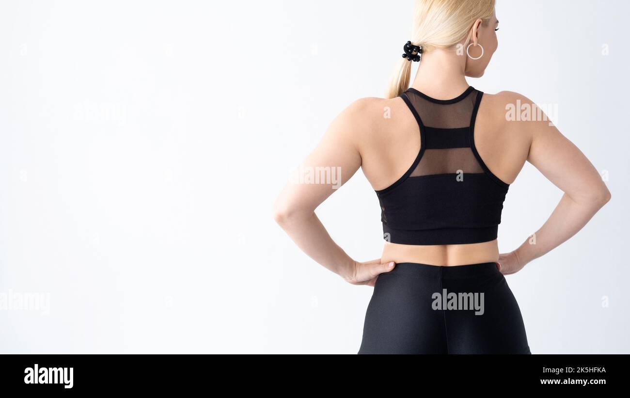 Femme athlétique. Poser le corps. Le sport et un mode de vie sain. Short et haut courts de sport noirs Banque D'Images Femme athlétique. Poser le corps. Le sport et un mode de vie sain. Short et haut courts de sport noirs Banque D'Images