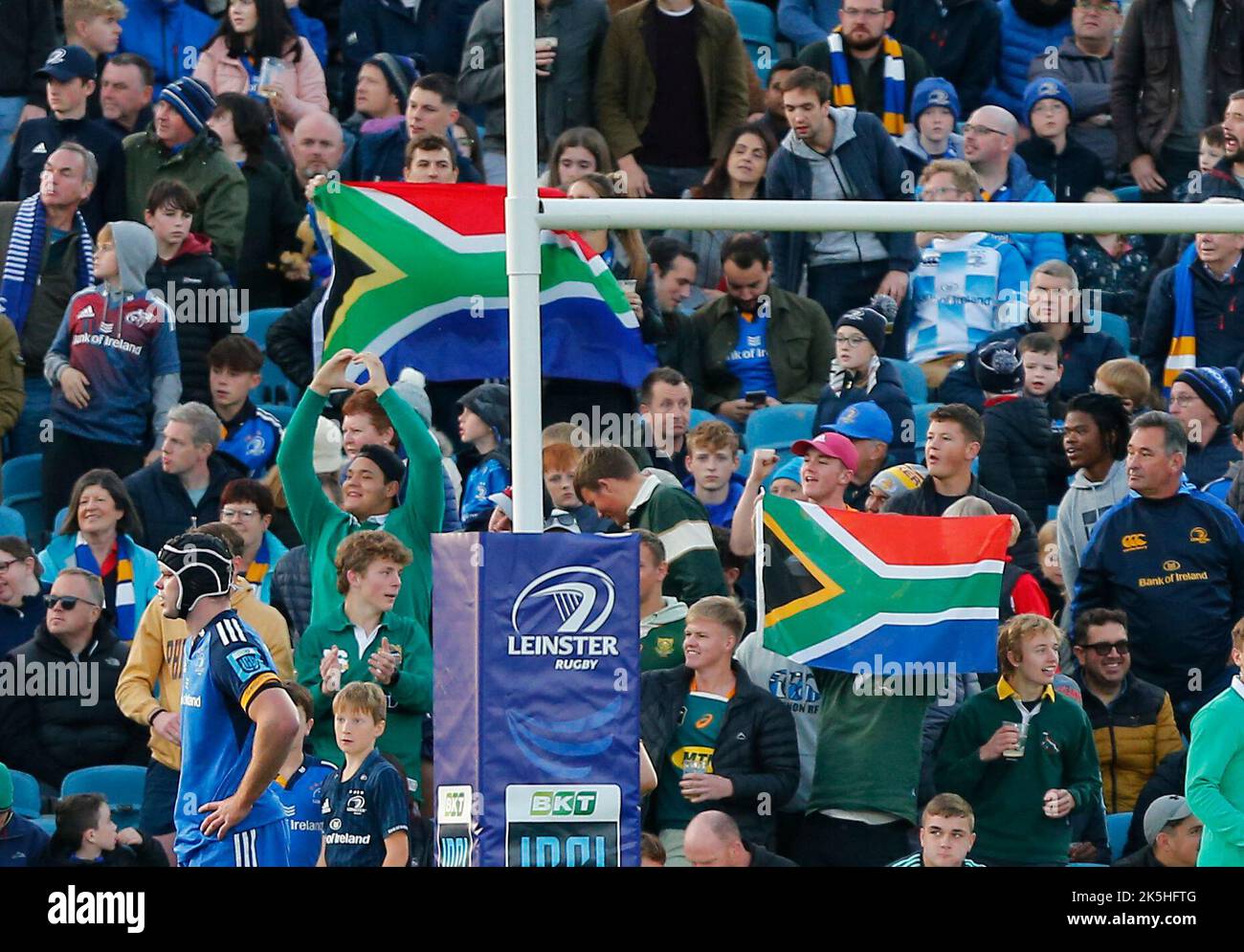 8th octobre 2022 ; Royal Dublin Society Arena, Dublin, Irlande ; United Rugby Championships, Leinster versus Cell C Sharks ; les supporters sud-africains applaudissent les Cell C Sharks Banque D'Images