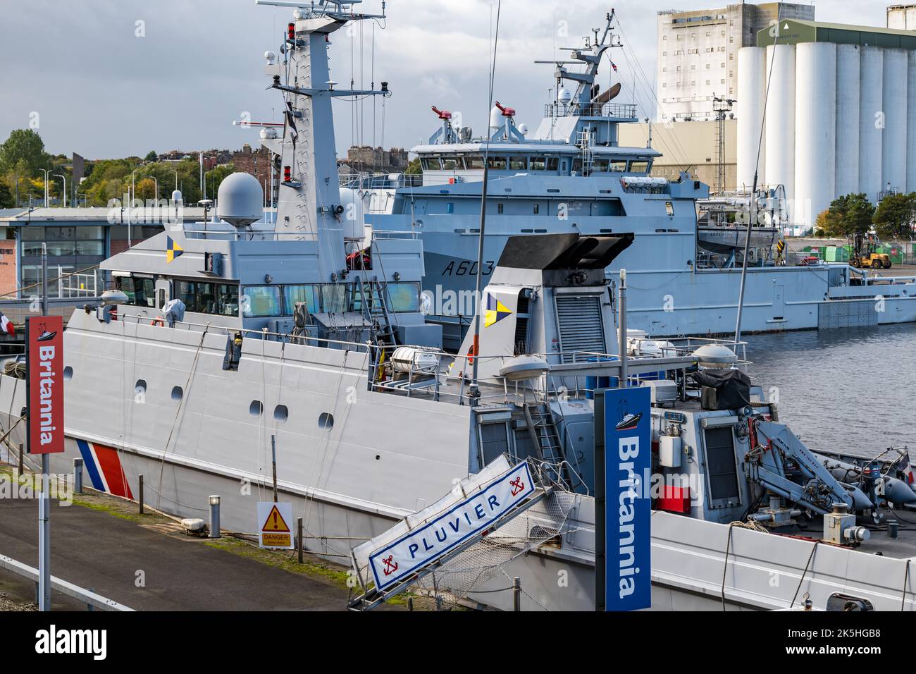 Navire de guerre français Rhone et navire de patrouille Pluvier amarré dans le port de Leith, Édimbourg, Écosse, Royaume-Uni Banque D'Images