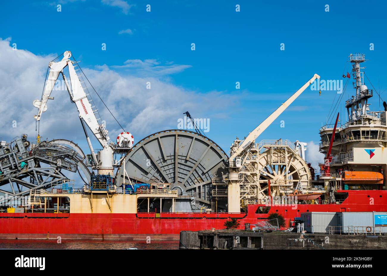 Bateau de pose de tuyaux Apache II avec plate-forme hélicoptère, ingénierie et construction Technip, port de Leith, Édimbourg, Écosse, Royaume-Uni Banque D'Images