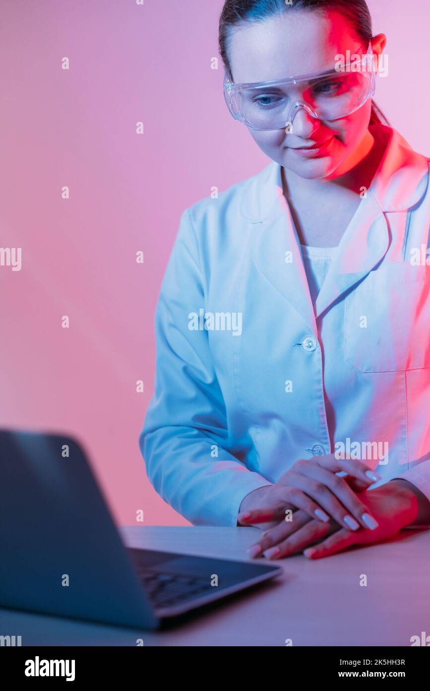 diagnostic de télésanté en ligne par un médecin sur un ordinateur portable Banque D'Images