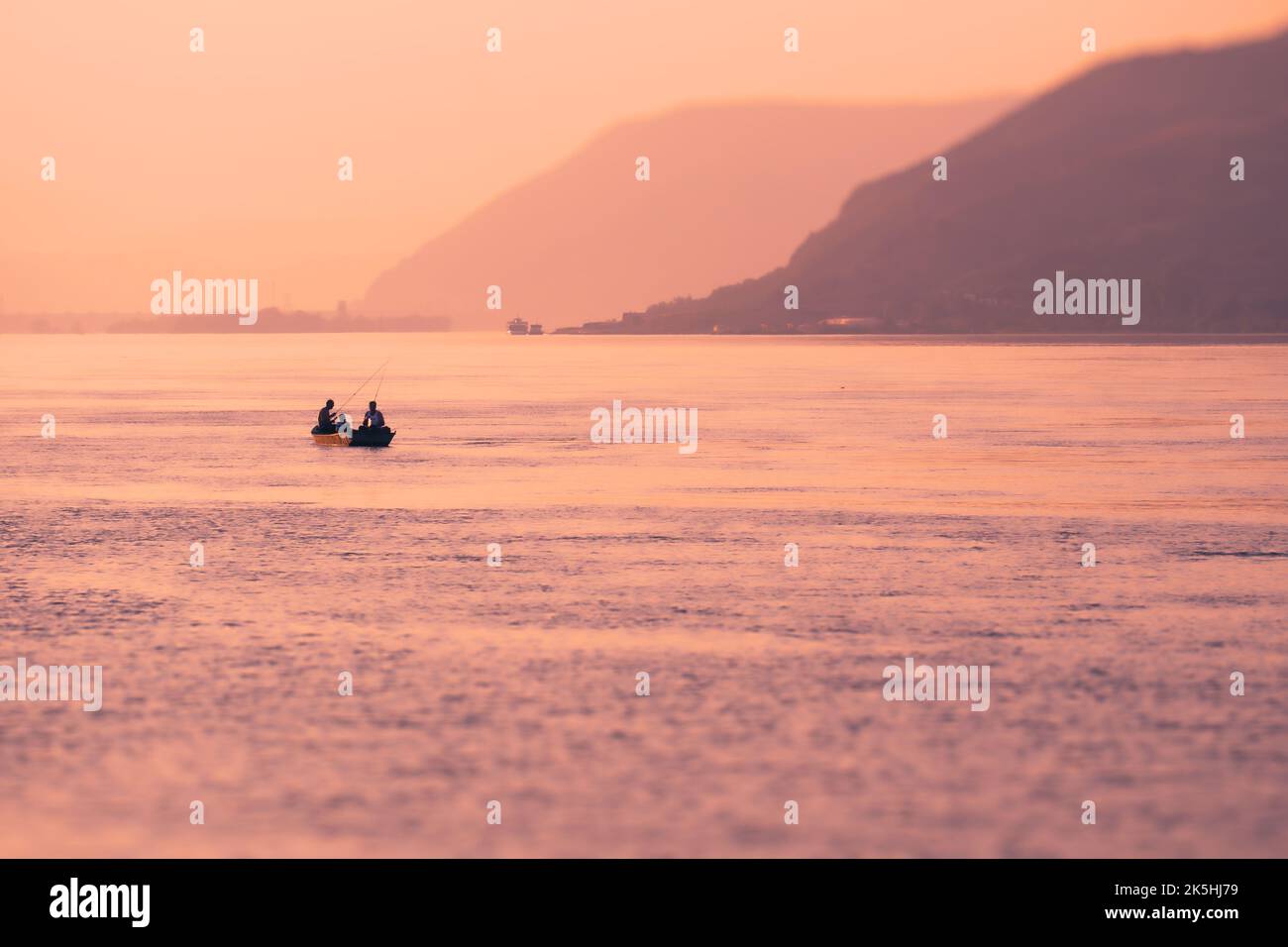 Coucher de soleil sur le Danube avec bateau et pêcheurs, Serbie Banque D'Images