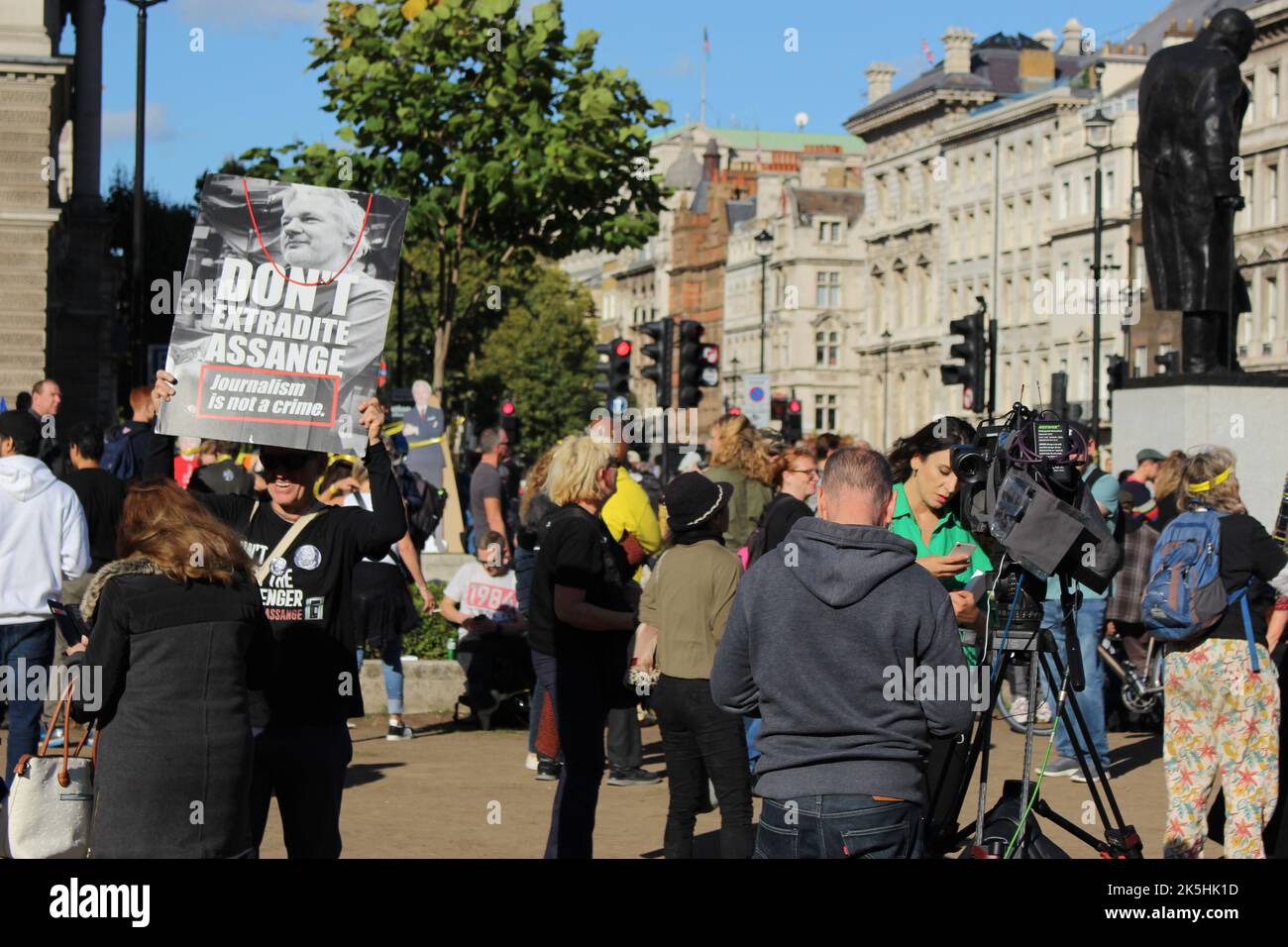 Londres, Royaume-Uni. 8th octobre 2022. Des milliers de personnes se rassemblent à Westminster pour former une chaîne de protestation autour des bâtiments du Parlement en soutien du fondateur de Wikileaks, Julian Assange, et de la liberté de la presse. Les manifestants réclamant la libération d'Assange de la prison de Londres Belmarsh et s'opposant à son extradition vers les États-Unis d'Amérique. Credit: Aldercy Carling/ Alamy Live News Banque D'Images