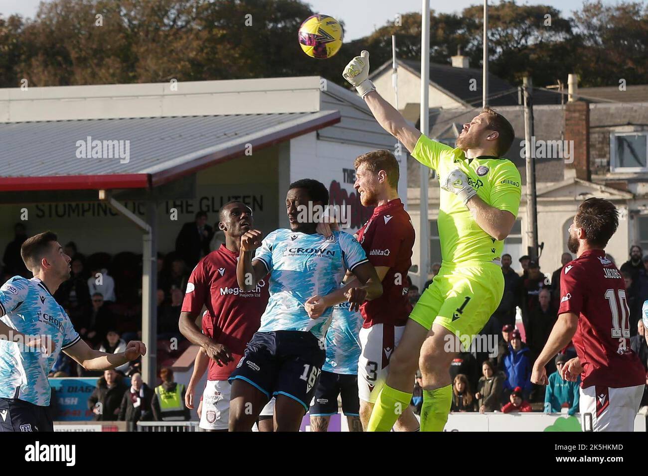 8th October2022 ; Gayfield, Arbroath ; Scottish Championship football, Arbroath versus Dundee ; Derek Gaston, d'Arbroath, poinçons à l'écart de Zach Robinson, de Dundee Banque D'Images