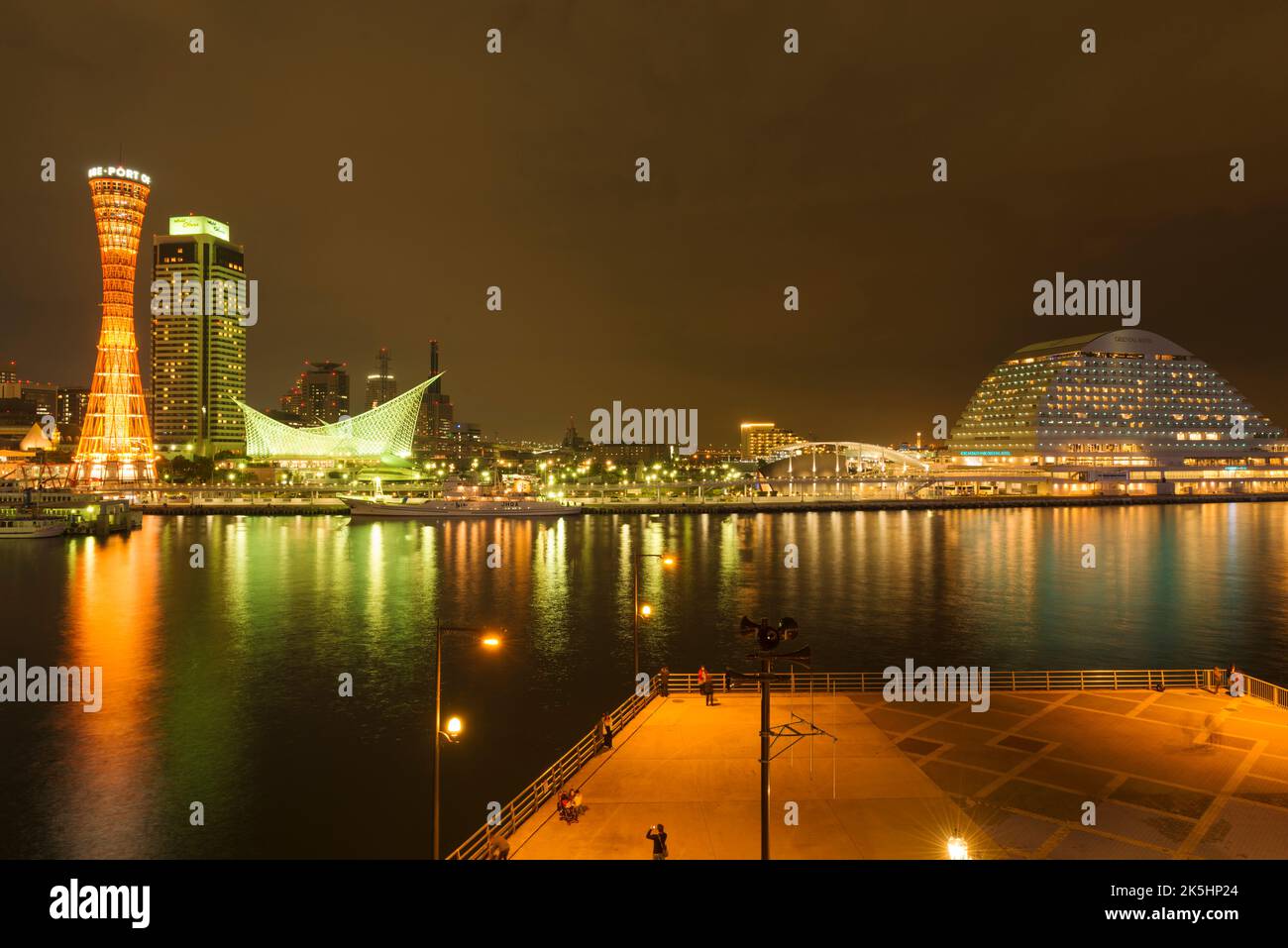 Des photos nocturnes du port de Kobe à Kobe, au Japon, montrant la tour du port de Kobe et l'hôtel Okura. Banque D'Images