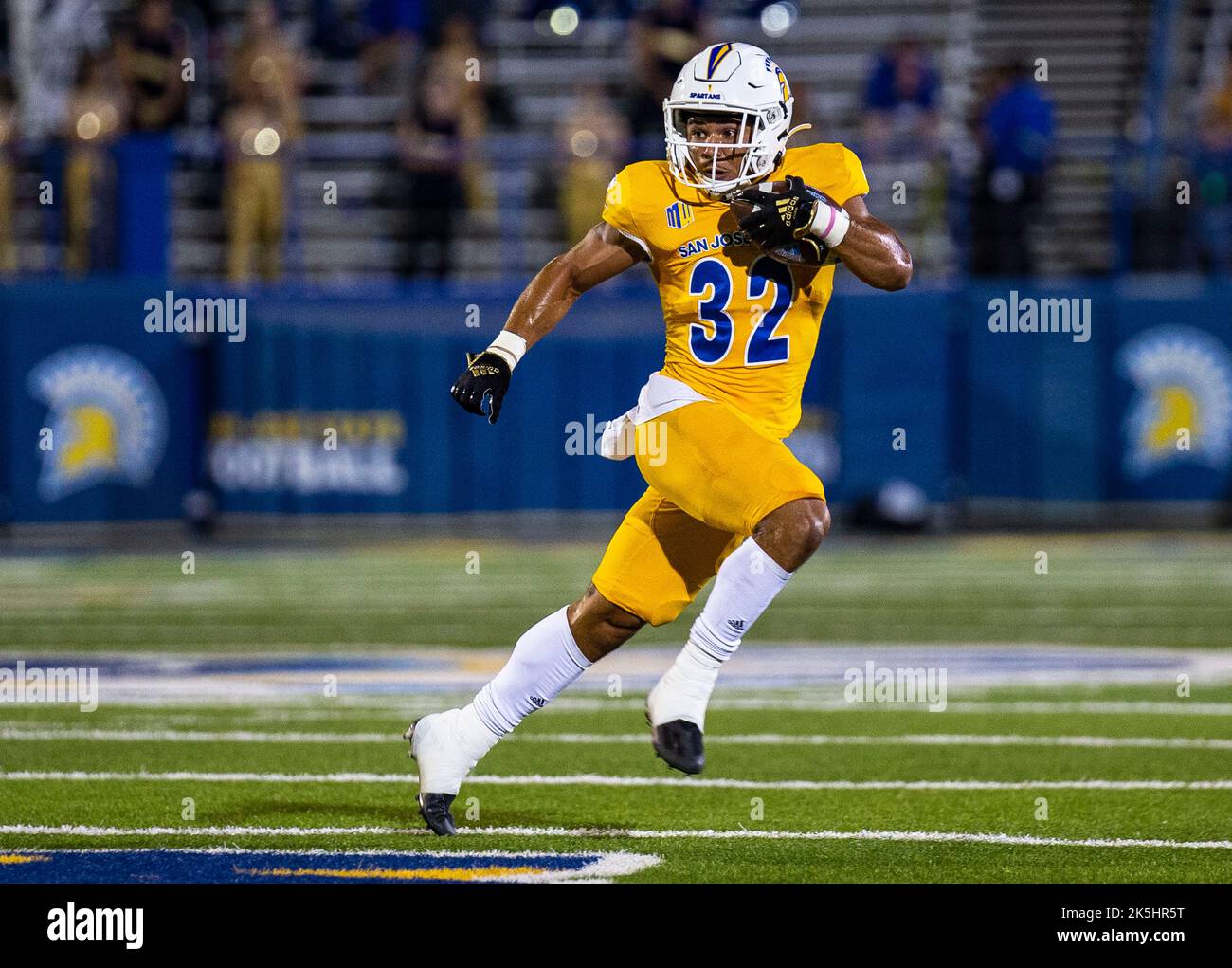 Stade de la CEFCU San Jose, CA. 07th octobre 2022. San Jose, CA États-Unis San Jose courant de retour Kairee Robinson (32) pauses à l'extérieur pour un long gain pendant le match de football NCAA entre les rebelles UNLV et les San Jose State Spartans. Les Spartans battent UNLV 40-7 au CEFCU Stadium San Jose, CA. Thurman James/CSM/Alamy Live News Banque D'Images