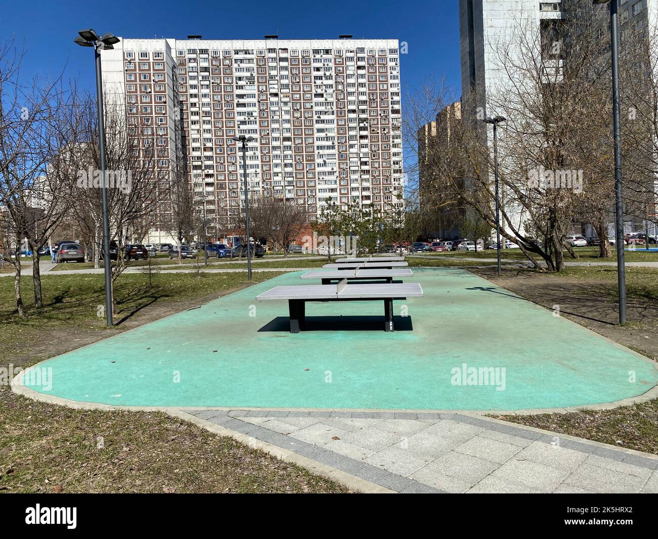 tables de ping-pong dans le parc à la journée sèche de printemps ensoleillée Banque D'Images