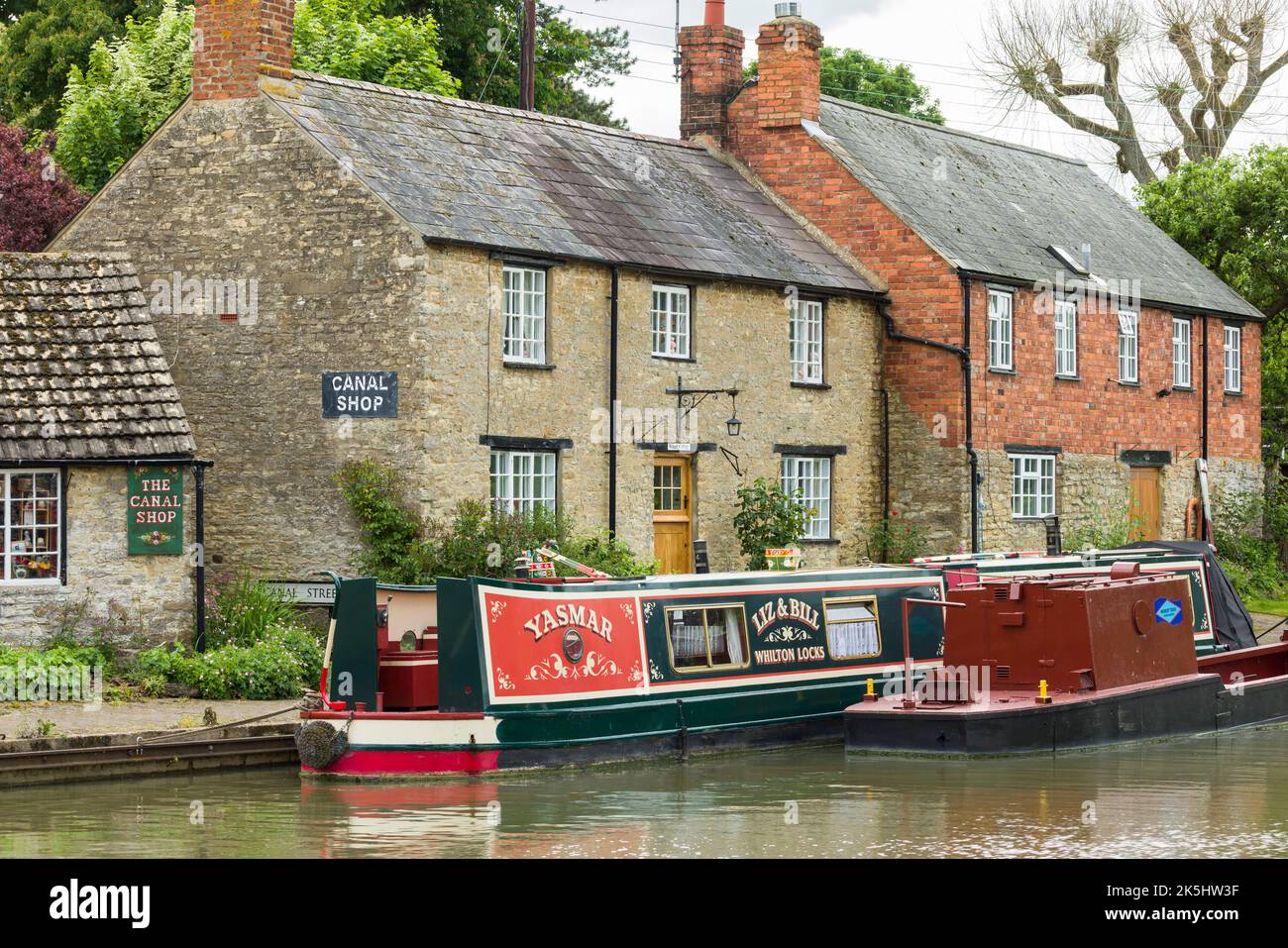 NORTHAMPTONSHIRE, Royaume-Uni - 25 mai 2022. La boutique de bateaux à rames et de canaux de Stoke Bruerne, un village historique sur le canal de Grand Union Banque D'Images