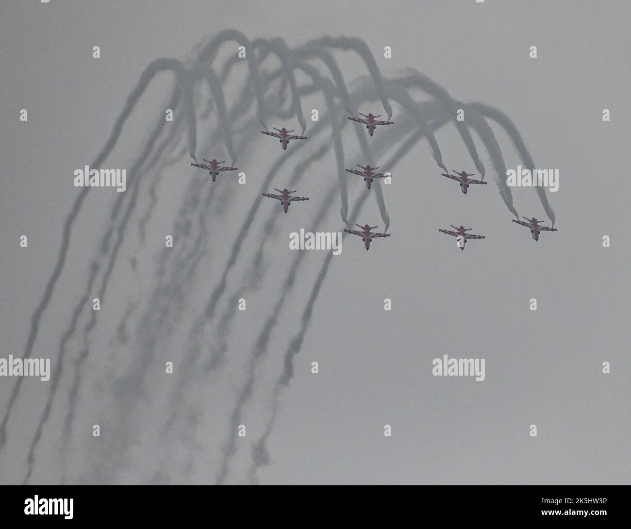 Chandigarh, Delhi, Inde. 8th octobre 2022. Les jets Suryakiran de la Force aérienne indienne effectuent des cascades lors des célébrations de la Journée de la Force aérienne indienne de 90th à Chandigarh. (Image de crédit : © Kabir Jhangiani/ZUMA Press Wire) Banque D'Images