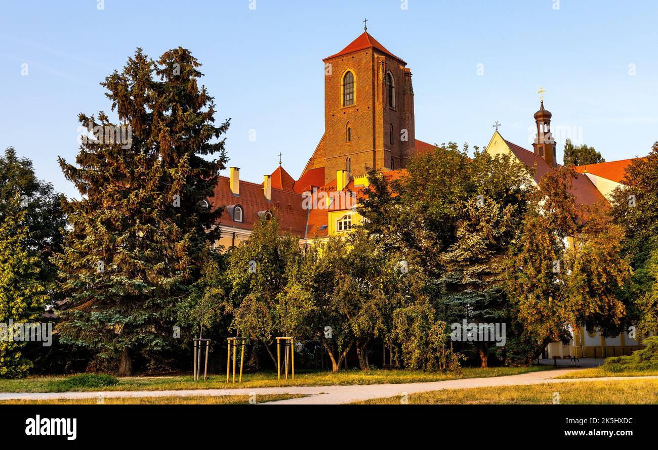 Wroclaw, Pologne - 19 juillet 2022: Vue panoramique sur l'île de sable Wyspa Piasek avec la tour de l'église Sainte Marie dans le quartier historique de la vieille ville Banque D'Images