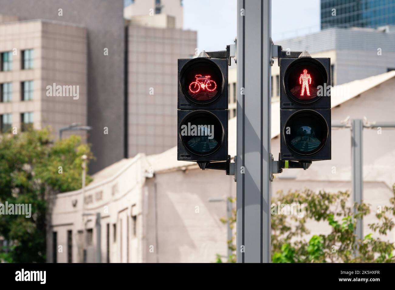 Feux rouges pour piétons et vélos en gros plan Banque D'Images