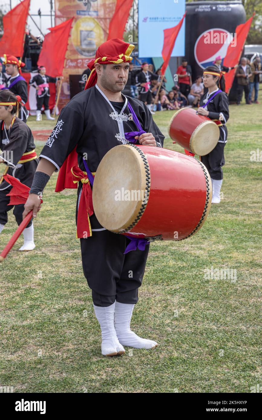 Buenos Aires, Argentine - 8 octobre 2022: Jeune homme japonais avec tambour. EISA (danse japonaise avec batterie) à Varela Matsuri. Banque D'Images