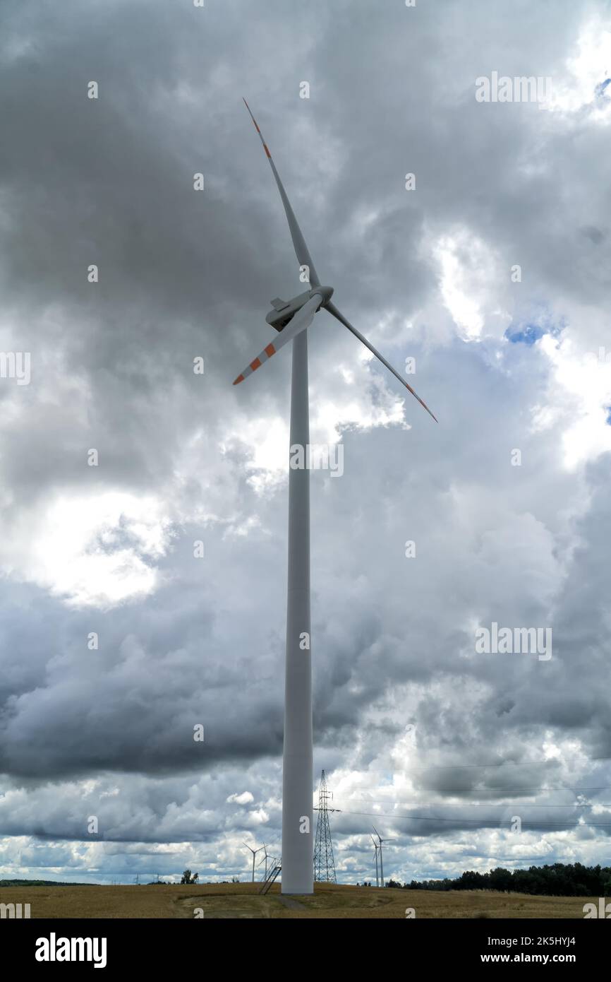 Éolienne, moulin à vent pour la production d'énergie électrique ciel avec nuages orageux en arrière-plan - gros plan. Concept d'énergie renouvelable. Banque D'Images