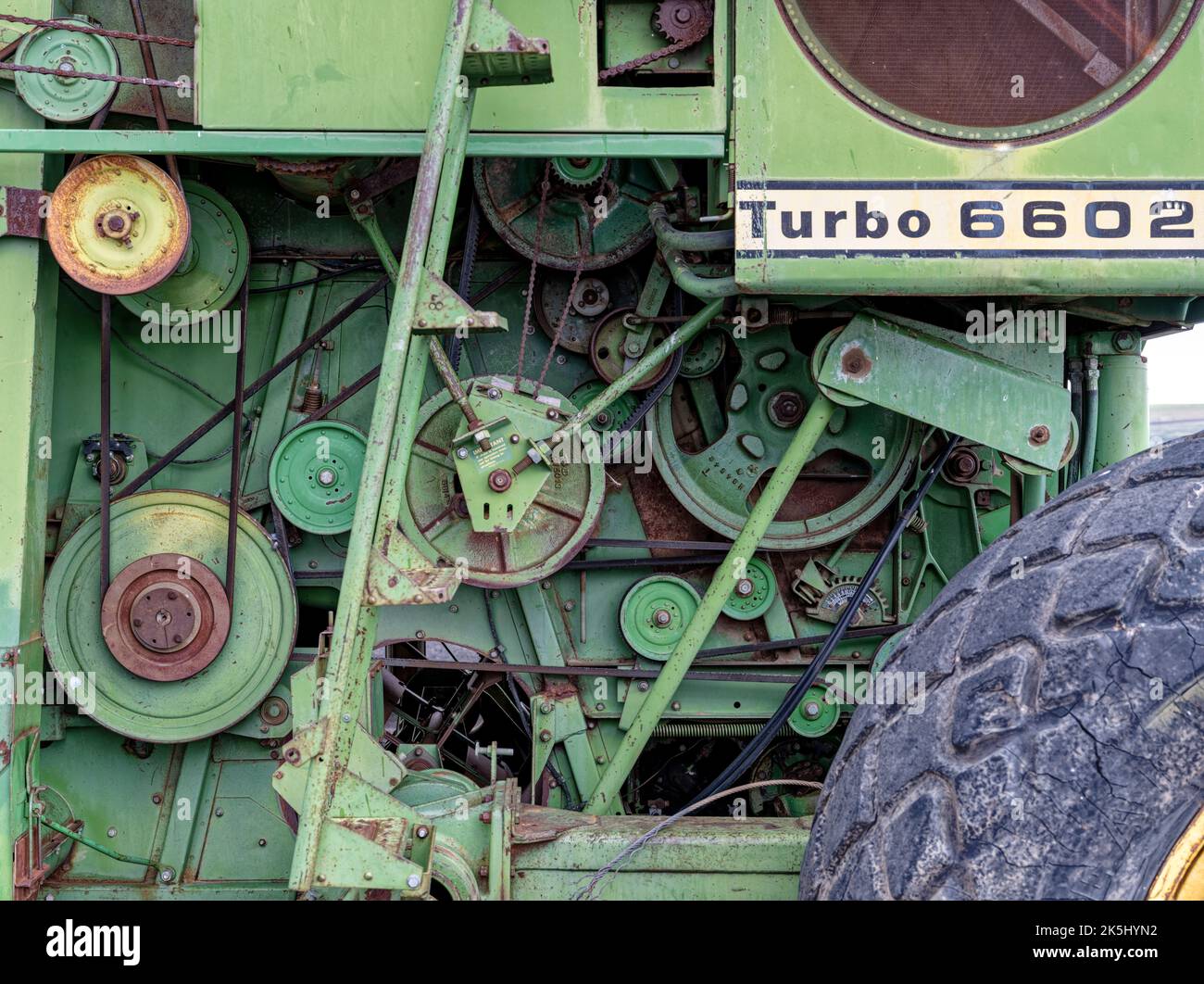 Détail des engrenages et des poulies d'une moissonneuse-batteuse John Deer Turbo 6602 à Lind, Washington, États-Unis Banque D'Images